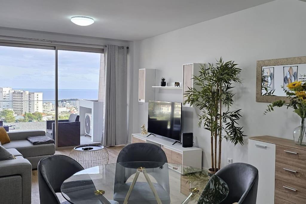 Vista Mar - Ac, Parking And Pool Appartement Funchal  Buitenkant foto